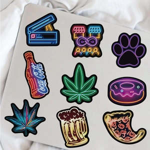 Set di adesivi neon con disegni di burger e pizza sul coperchio di un laptop argento