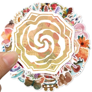 Nahaufnahme von wasserfesten Boho-Aufklebern mit Blumen- und Mandala-Mustern