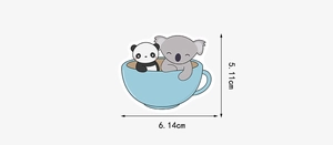 Detail eines Cartoon-Aufklebers mit Panda und Koala in Kaffeetasse, Breite von 6,14 cm