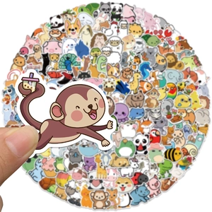 Detailansicht eines handgehaltenen Affen-Stickers mit einem großen Set Tieraufkleber