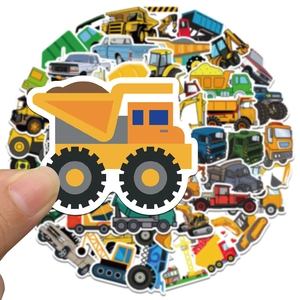 Gros plan d'autocollants de camions de chantier étanches avec excavatrices et grues