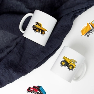 Mug en céramique blanche avec autocollants de camions de chantier sur fond minimaliste