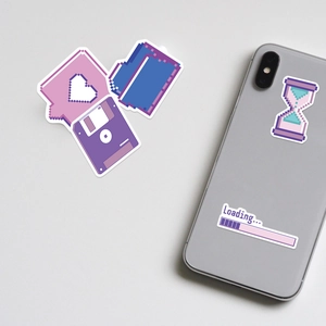Detail van paarse pixel art stickers op een telefoon met laadbalk en hartvormen
