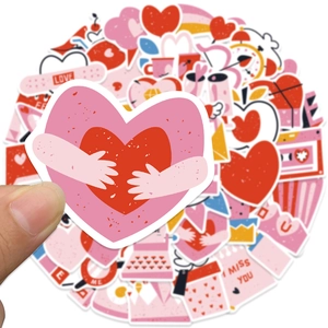 Gros plan d'autocollants de la Saint-Valentin en forme de cœur rose avec texte d'amour