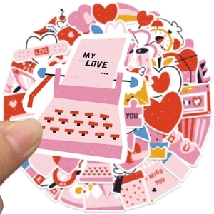Gros plan d'autocollants de Saint-Valentin avec machine à écrire rose et motifs de cœur