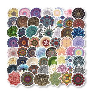 Detailansicht bunter Mandala-Yoga-Aufkleber mit komplizierten geometrischen Blumenmustern