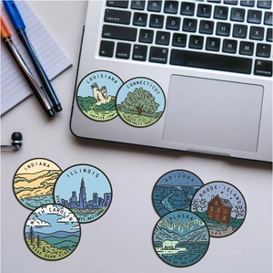 Détail d'autocollants ronds des États-Unis sur un ordinateur avec illustrations de badges