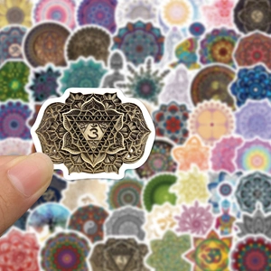 Nahaufnahme eines Mandala-Aufklebers mit Om-Symbol in lebendigen Farben für Yoga-Fans