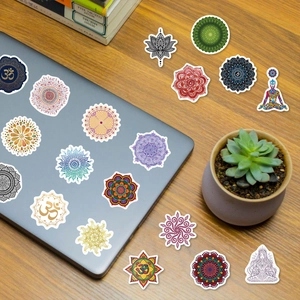 Bunte Mandala und Yoga Aufkleber Set zur Dekoration von Laptop auf Holzschreibtisch