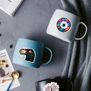 Dettaglio di adesivi graffiti con occhi colorati su tazze di ceramica e decorazioni