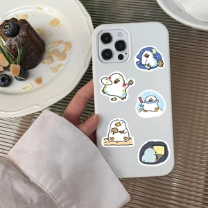 Niedliche Enten-Illustrationen auf weißer iPhone-Hülle für einen gemütlichen Look