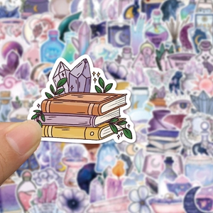 Dettaglio ravvicinato di un adesivo illustrato con libri e cristalli per decorazione