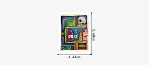 Dettaglio dell'adesivo bottiglia gotica con dimensioni di 5,68 cm per 4,44 cm