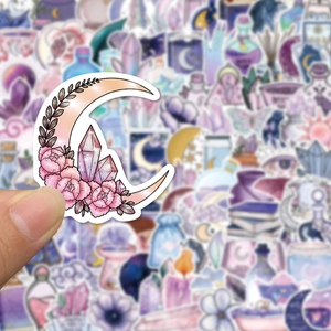 Dettaglio dell'adesivo luna magica impermeabile con peonie rosa e cristalli su laptop