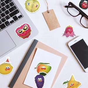 Adesivi di frutta 3D creativi con espressioni carine su computer portatile e telefono