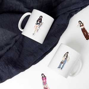 Keramiktasse mit modischen Aufklebern im koreanischen Stil und trendigen Illustrationen