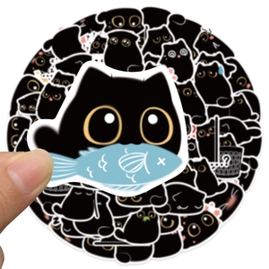 Détail de l'autocollant chat noir mignon avec poisson bleu sur décalcomanie étanche
