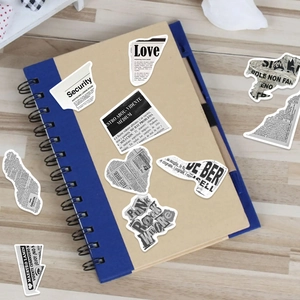 Gros plan d'autocollants style journal vintage avec typographie sur carnet bleu