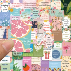 Dettaglio di vivaci biglietti per scatola pranzo con illustrazioni e slogan