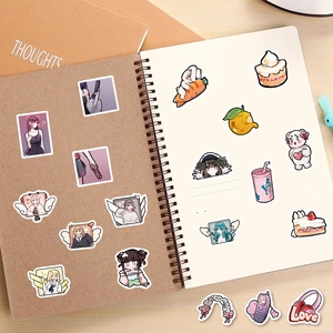 Détail d'autocollants mignons de filles animées dessinés à la main sur un carnet