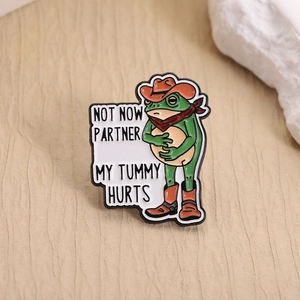 Lustige Cowboy Frosch Emaille Anstecknadel mit Not Now Partner Spruch auf beigem Grund