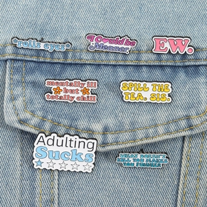 Broches créatives en émail coloré avec slogans drôles sur une poche de veste en jean