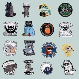 Sammlung von 16 kreativen Waschbär-Emaille-Pins mit lustigen Posen und coolen Sprüchen