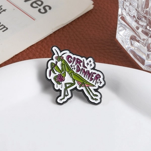 Broche mante religieuse créative avec texte Girl Dinner sur fond d'assiette en céramique