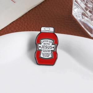 Spilla creativa in smalto a forma di ketchup con scritta Catch Up With Jesus su piatto