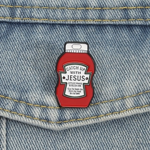 Spilla creativa in smalto a forma di ketchup con giochi di parole su giacca di jeans