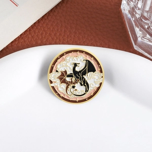 Runde Emaille-Brosche mit schwarzem Drachen und kleinen roten Drachen auf Goldrand