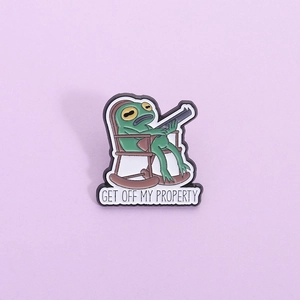 Spilla in Smalto Creativa Rana Verde Con Fucile Lega di Zinco Get Off My Property Cartone Animato Meme Distintivo Gioielli