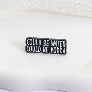 Spilla in smalto nero con testo Could Be Water Could Be Vodka su vassoio bianco