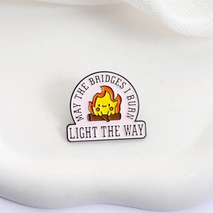 Broche émaillée mignonne flamme avec citation May The Bridges I Burn Light The Way
