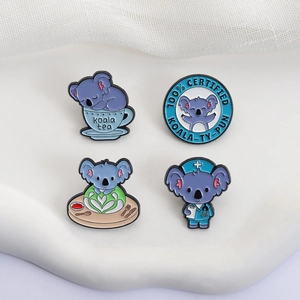 Set di quattro spille smaltate a forma di koala con temi tazza di tè e infermiera