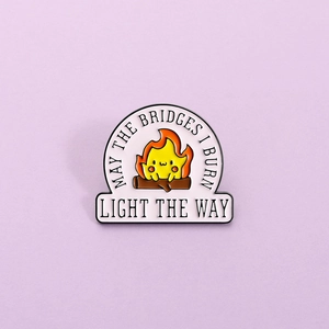 Broche en Émail Mignonne Personnage de Flamme Badge en Alliage de Zinc Avec Citation Inspirante May The Bridges I Burn Light The Way Bijoux