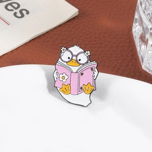 Broche canard blanc lisant un livre rose avec lunettes mauves badge émaillé mignon