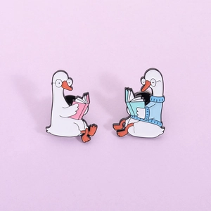Mignonne Broche en Émail Oie Blanche Lisant un Livre en Alliage de Zinc Peint Badge Animal Épingle de Revers pour Vêtements Sac
