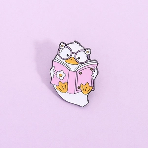 Broche en Émail de Canard de Lecture de Dessin Animé Mignon Créatif Badge en Alliage de Zinc pour Vêtements Sacs à Dos Bijoux Animaux Unisexe