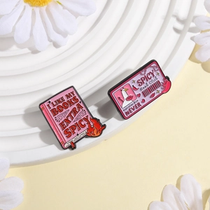 Lot de pins émaillés Spicy Book Club rose avec motif de livre et badge de lecture
