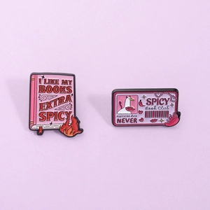 Broche Émaillée Créative Spicy Book Club I Like My Books Extra Spicy Livre Rose Badge en Métal pour Vêtements Sac Femme Homme