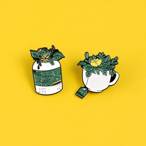 Détail de pin's en émail avec flacon de médicaments et tasse de thé, plantes et fleurs