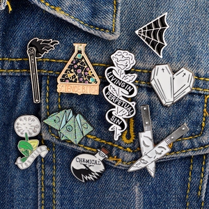 Set mit 9 Gothic- und Wissenschafts-Emaille-Pins inklusive Rose und Flachmann