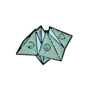 Detail einer geometrischen Emaille-Brosche mit bunten Pailletten und Herz-Mond-Motiven