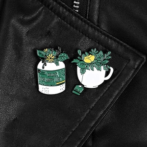 Détail macro de pin's en émail flacon de médicament et tasse sur veste en cuir noir