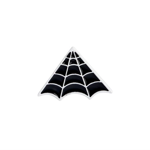 Detailansicht der gotischen Spinnennetz-Emaille-Anstecknadel mit schwarz-weißer Emaille