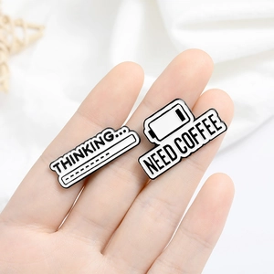 Pins créatifs en émail métallique avec motifs de barre de chargement Thinking et Need Coffee