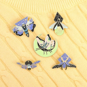 Détail d'un lot de 5 épinglettes insectes en émail avec papillons et motifs de nuit