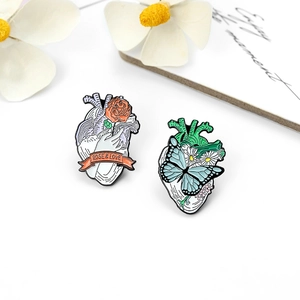 Broches en émail cœur anatomique artistique avec roses, papillons et marguerites