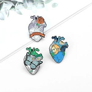 Détails de broches en émail en forme de cœur avec motifs de rose papillon et d'art